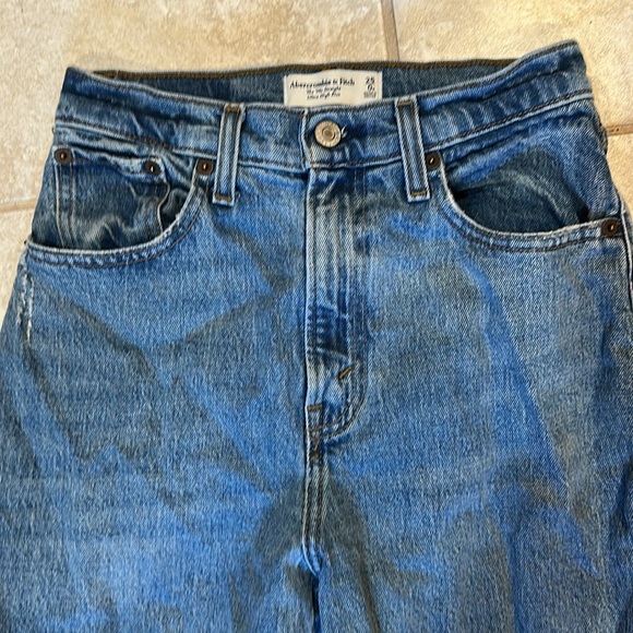 Abercrombie & Fitch Curve Love Ultra High Rise 90s Straight Jeans 0 - Picture 4 of 10
